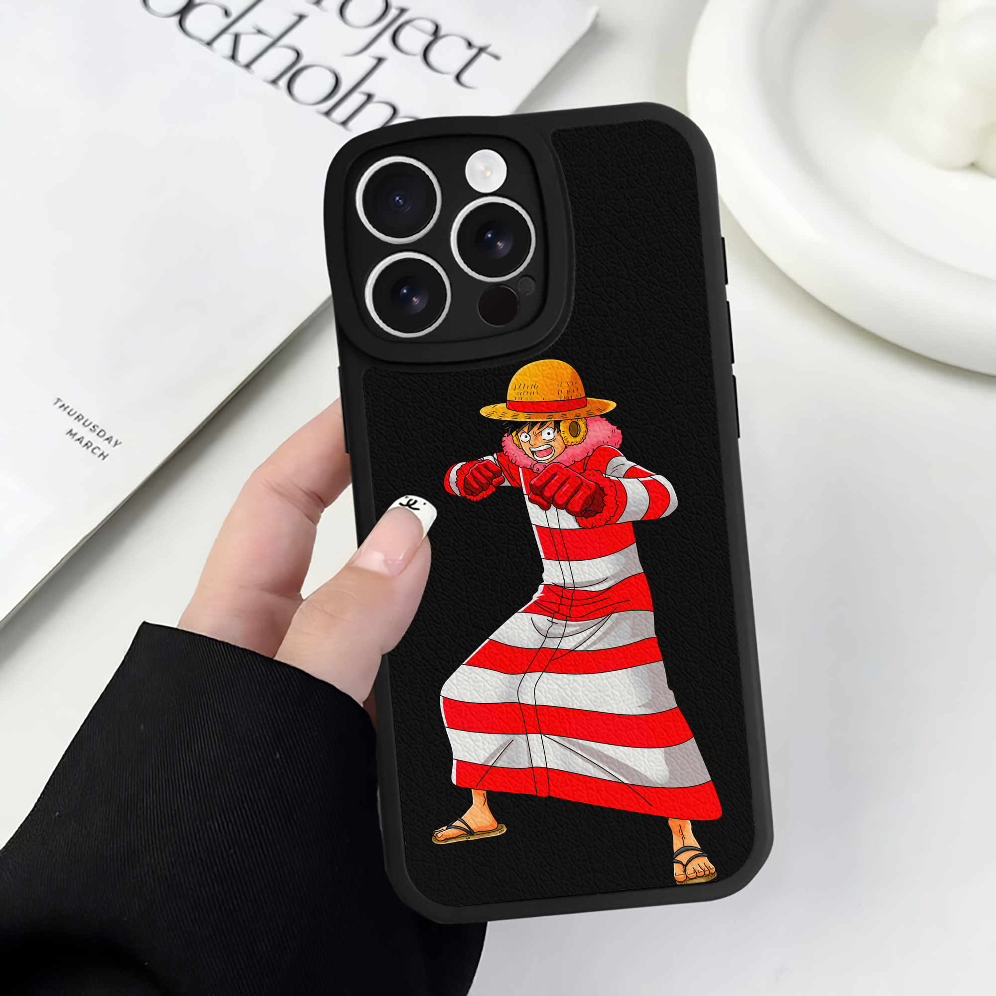 （画像用） ワンピース モンキー・D・ルフィ ONE PIECE Monkey D. Luffy 【iPhone 16シリーズ対応】シリコンスマホケース（レザー調） 材質：シリコン